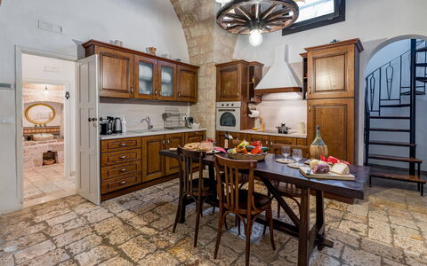 Masseria Tarsia Incuria 8+4: Mobilia, Pavimentazione, Interior Design, Pavimento, Illuminazione, Cabinetry, Cucina, Soffitto, Sedia, Credenza