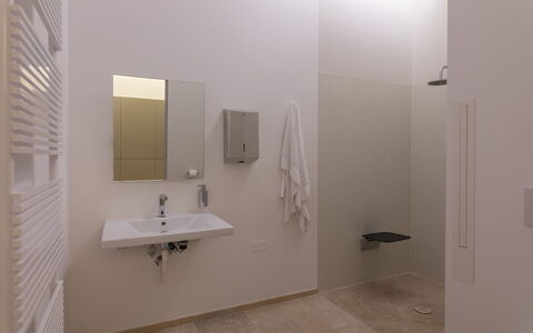 Villa Anna Elisa 8: Pavimentazione, Parete, Pavimento, Idraulico Fixture, Interior Design, Legna, Bagno, Lavandino Del Bagno, Soffitto, Specchio