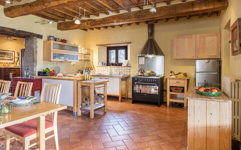 Casale Mollina 6+2: Mobilia, Pavimentazione, Interior Design, Cucina, Legna, Elettrodomestico Da Cucina, Pavimento, Cabinetry, Soffitto, Controsoffitto