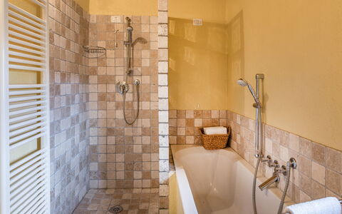 Casale Mollina 6+2: Bagno, Idraulico Fixture, Vasca Da Bagno, Pavimentazione, Parete, Pavimento, Interior Design, Idraulico, Piastrella, Rubinetto