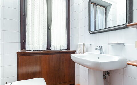 Tenuta Contessa Chiara 17: Lavandino Del Bagno, Idraulico Fixture, Bagno, Idraulico, Lavello, Rubinetto, Specchio, Asciugamano, Piastrella, Gabinetto