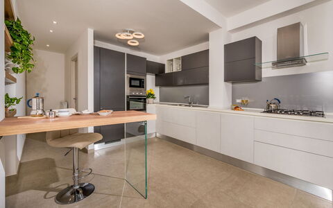 Dama dei Venti 6+2: Cucina, Controsoffitto, Elettrodomestico Da Cucina, Mobilia, Interior Design, Cabinetry, Pavimentazione, Apparecchio Major, Legna, Soffitto