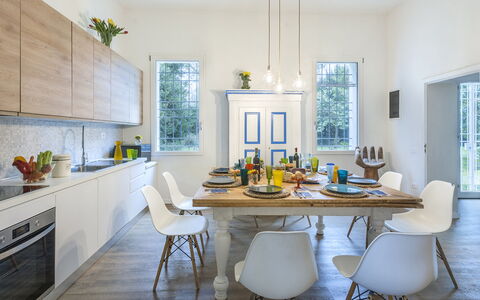 Villa Rustica 8: Mobilia, Interior Design, Sedia, Pavimentazione, Tavolo, Sala Da Pranzo, Legna, Cucina & Sala Da Pranzo Tavolo, Camera, Soffitto