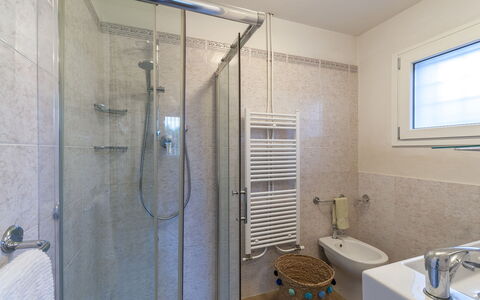 Villa Rustica 8: Pavimentazione, Pavimento, Idraulico Fixture, Interior Design, Bagno, Camera, Soffitto, Rubinetto, Idraulico, Lavello