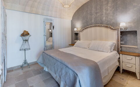 Pigreco 6+2: Mobilia, Camera Da Letto, Letto, Interior Design, Bedding, Lenzuolo, Pavimento, Biancheria, Illuminazione, Pavimentazione