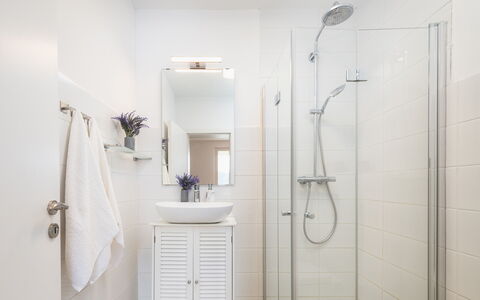 Villa Laconella 8+4: Bagno, Interior Design, Idraulico Fixture, Pavimentazione, Pavimento, Gabinetto, Idraulico, Porta, Rubinetto, Lavello