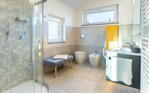Tramonto Albese 4: Bagno, Pavimentazione, Idraulico Fixture, Interior Design, Pavimento, Gabinetto, Rubinetto, Idraulico, Lavello, Piastrella