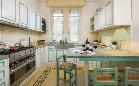 Villa Gaius 8+2: Cucina, Controsoffitto, Interior Design, Pavimentazione, Elettrodomestico Da Cucina, Cabinetry, Mobilia, Legna, Apparecchio Major, Cucina Stufa