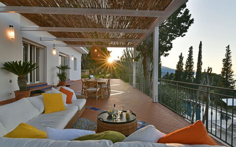 Villa Armonia 8: Mobilia, Legna, Sedia, Tavolo, Interior Design, Mobili Da Esterno, Ricorrere, Shade, Eco Hotel, Portico