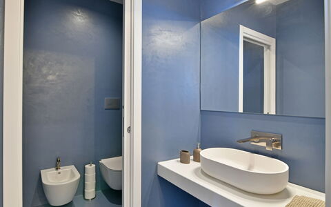 Villa Armonia 8: Bagno, Idraulico Fixture, Parete, Pavimentazione, Interior Design, Pavimento, Lavandino Del Bagno, Lavello, Gabinetto, Rubinetto