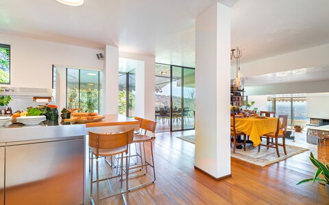 Villa degli Ulivi 8: Mobilia, Interior Design, Pavimentazione, Sedia, Pavimento, Legna, Soffitto, Cucina & Sala Da Pranzo Tavolo, Cucina, Tavolo