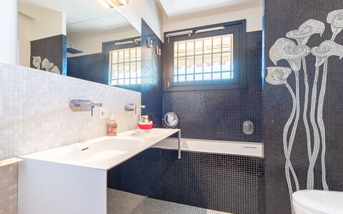 Villa degli Ulivi 8: Parete, Bagno, Idraulico Fixture, Pavimentazione, Interior Design, Pavimento, Piastrella, Idraulico, Rubinetto, Lavandino Del Bagno
