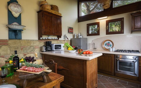 Il Fienile 4: Mobilia, Cucina, Interior Design, Controsoffitto, Legna, Pavimentazione, Cabinetry, Elettrodomestico Da Cucina, Illuminazione, Camera