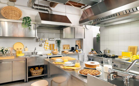 Guado al Sole 26+4: Cucina, Interior Design, Controsoffitto, Elettrodomestico Da Cucina, Mobilia, Apparecchio Major, Elettrodomestico, Cibo, Lampada, Cabinetry