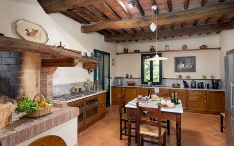 Villa Paesante 8: Mobilia, Cucina, Interior Design, Pavimentazione, Legna, Casa, Controsoffitto, Cabinetry, Tavolo, Pavimento