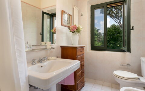 Villa Paesante 8: Lavandino Del Bagno, Idraulico Fixture, Bagno, Lavello, Gabinetto, Pavimentazione, Pavimento, Porta, Toilet Seat, Idraulico