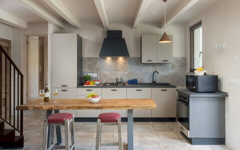 Terrazza sulla Valle 4+2: Mobilia, Cucina, Controsoffitto, Interior Design, Elettrodomestico Da Cucina, Pavimentazione, Cabinetry, Parete, Lampada, Legna