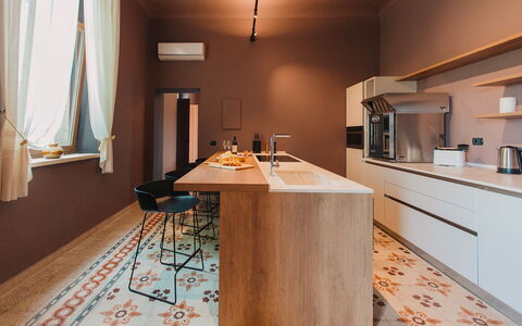 Villa Sumac 6: Interior Design, Pavimentazione, Mobilia, Cucina, Controsoffitto, Pavimento, Legna, Cabinetry, Casa, Lampada
