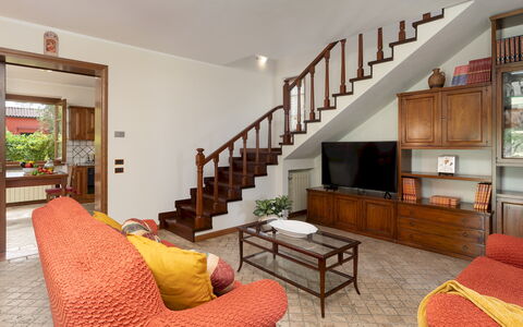 Villa Irene 6: Mobilia, Interior Design, Pavimentazione, Legna, Pavimento, Camera, Divano, Soggiorno, Soffitto, Casa