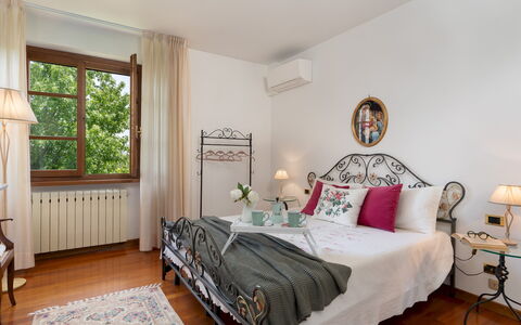 Villa Irene 6: Mobilia, Letto, Interior Design, Camera Da Letto, Bedding, Lenzuolo, Biancheria, Camera, Pavimentazione, Pavimento