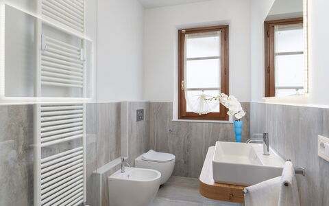 Villa Irene 6: Pavimentazione, Pavimento, Parete, Legna, Idraulico Fixture, Interior Design, Casa, Rubinetto, Lavello, Bagno