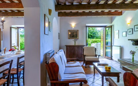 Villa Banci 8: Parete, Mobilia, Sedia, Pianta Della Casa, Vaso Di Fiori, Cucina & Sala Da Pranzo Tavolo, Ricorrere, Villa, Eco Hotel, Sala Da Pranzo