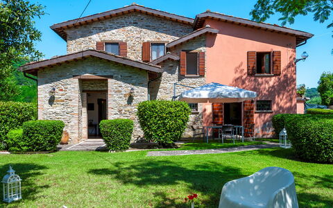 Villa Banci 8: Casa, Casa, Zona Residenziale, Arbusto, Facciata, Villetta, Giardino, Porta, Tetto, Estate