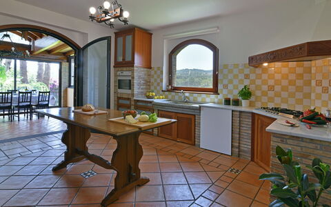 Villa Biddizza 10: Mobilia, Interior Design, Cucina, Pavimentazione, Controsoffitto, Casa, Soffitto, Illuminazione, Sedia, Pavimento