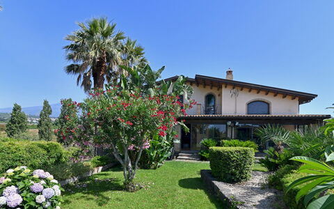 Villa Biddizza 10: Zona Residenziale, Arbusto, Casa, Casa, Giardino, Estate, Groundcover, Hacienda, Prato