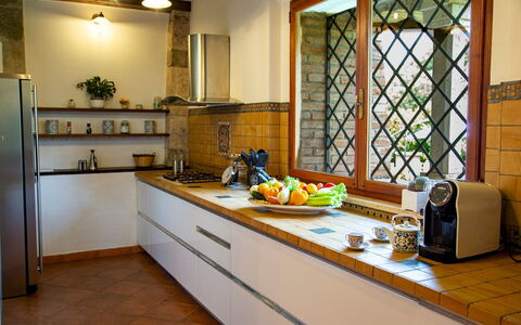 Podere Montioni 6+2: Cucina, Controsoffitto, Elettrodomestico Da Cucina, Interior Design, Pavimentazione, Legna, Apparecchio Major, Cabinetry, Lavandino Della Cucina, Casa