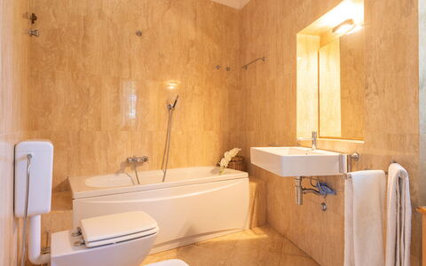Villa Calypso 8: Pavimentazione, Idraulico Fixture, Parete, Pavimento, Bagno, Interior Design, Rubinetto, Lavello, Lavandino Del Bagno, Camera