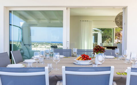 Villa Calypso 8: Mobilia, Sedia, Interior Design, Tavolo, Sala Da Pranzo, Cucina & Sala Da Pranzo Tavolo, Tavola, Illuminazione, Pavimentazione, Camera