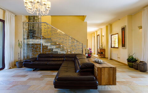 Villa Alais 8: Interior Design, Mobilia, Pavimentazione, Pavimento, Divano, Parete, Legna, Soggiorno, Soffitto, Pavimento In Legno