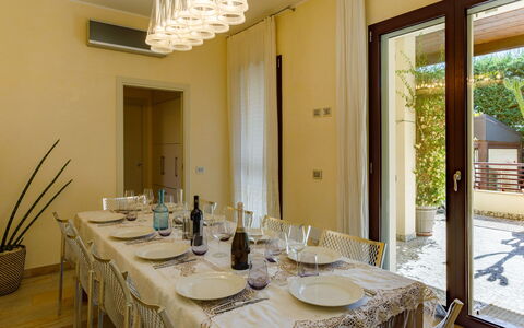 Villa Alais 8: Mobilia, Interior Design, Pavimentazione, Pavimento, Legna, Soffitto, Tavolo, Sedia, Illuminazione, Sala Da Pranzo