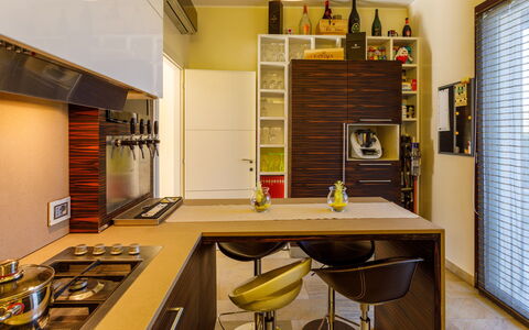 Villa Alais 8: Mobilia, Interior Design, Cucina, Controsoffitto, Elettrodomestico Da Cucina, Cabinetry, Pavimentazione, Legna, Apparecchio Major, Soffitto