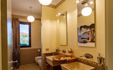 Villa Alais 8: Lavandino Del Bagno, Interior Design, Idraulico Fixture, Bagno, Parete, Lavello, Specchio, Pavimentazione, Soffitto, Rubinetto