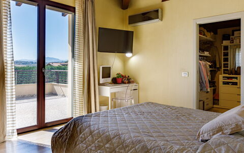 Villa Alais 8: Mobilia, Parete, Interior Design, Letto, Camera Da Letto, Pavimentazione, Pavimento, Camera, Soffitto, Casa