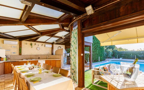 Villa Alais 8: Legna, Pavimentazione, Pavimento, Interior Design, Ricorrere, Mobilia, Piscina, Color Legno, Soffitto, Eco Hotel