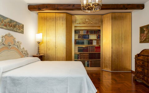 Villa Binetti 7: Mobilia, Parete, Camera Da Letto, Interior Design, Letto, Legna, Pavimentazione, Pavimento, Giallo, Lenzuolo