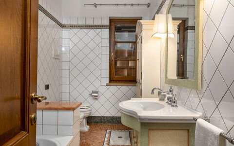 Villa Binetti 7: Interior Design, Pavimentazione, Idraulico Fixture, Lavandino Del Bagno, Bagno, Pavimento, Soffitto, Lavello, Rubinetto, Idraulico