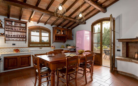Villa Binetti 7: Mobilia, Interior Design, Cucina, Pavimentazione, Legna, Casa, Pavimento, Cabinetry, Casa, Cucina & Sala Da Pranzo Tavolo