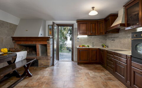 Villa Bel Panorama 8: Pavimentazione, Interior Design, Legna, Mobilia, Pavimento, Cabinetry, Soffitto, Illuminazione, Cucina, Camera