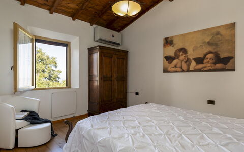 Villa Bel Panorama 8: Letto, Camera Da Letto, Bedding, Interior Design, Lenzuolo, Parete, Mobilia, Legna, Biancheria, Soffitto