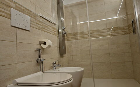 Villa Bel Panorama 8: Bagno, Idraulico Fixture, Pavimentazione, Parete, Lavello, Lavandino Del Bagno, Toilet Seat, Pavimento, Gabinetto, Interior Design