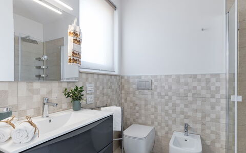 Villa i Chiani 8: Pavimentazione, Bagno, Idraulico Fixture, Interior Design, Pavimento, Parete, Lavello, Lavandino Del Bagno, Gabinetto, Mobiletto Del Bagno