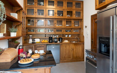 Villa Manganelli 12: Mobilia, Mensola, Cabinetry, Scaffalature, Cucina, Interior Design, Legna, Credenza, Controsoffitto, Pavimentazione