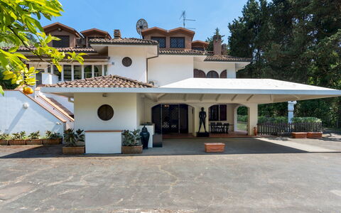 Villa Manganelli 12: Tetto, Casa, Zona Residenziale, Estate, Shade, Struttura Esterna, Hacienda, Villa, Balcone, Dimora