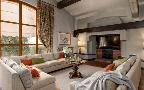 Villa Adisa 8: Mobilia, Interior Design, Divano, Pavimentazione, Soggiorno, Legna, Casa, Pavimento, Illuminazione, Soffitto
