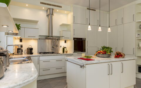 Villa Adisa 8: Cucina, Controsoffitto, Mobilia, Elettrodomestico Da Cucina, Interior Design, Cabinetry, Pavimentazione, Soffitto, Lampada, Apparecchio Major