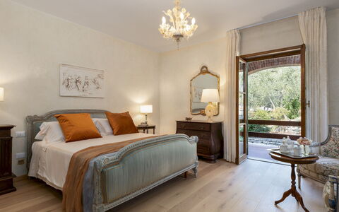 Villa Adisa 8: Mobilia, Interior Design, Camera Da Letto, Letto, Soffitto, Camera, Illuminazione, Pavimentazione, Casa, Tessile